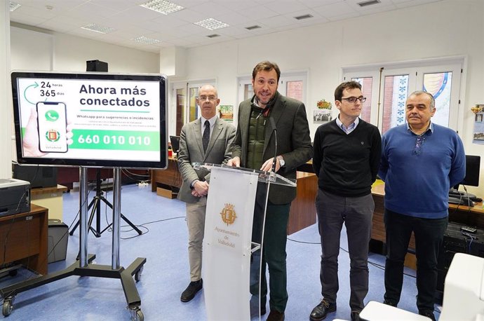 El alcalde de Valladolid, Óscar Puente, presenta el número de Whatsapp que ha puesto en marcha el Ayuntamiento para recibir sugerencias y reclamaciones de los ciudadanos.