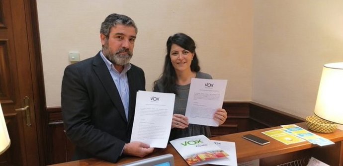 La diputada Macarena Olona, registrando un escrito con un compañero