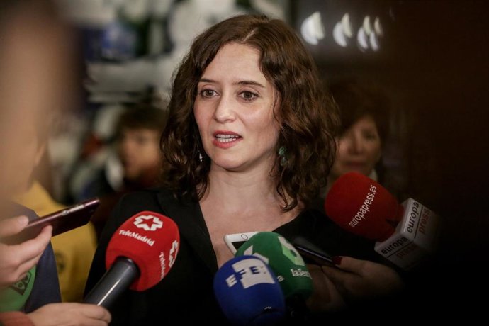 La presidenta de la Comunidad, Isabel Díaz Ayuso, recibe en el Palacio de Cibeles a menores de los Centros de Acogida de Palomeras, Nuestra Señora de la Esperanza, Nuño Gutiérrez, Martínez Bujanda I y Afas, en Madrid a 26 de diciembre de 2019.