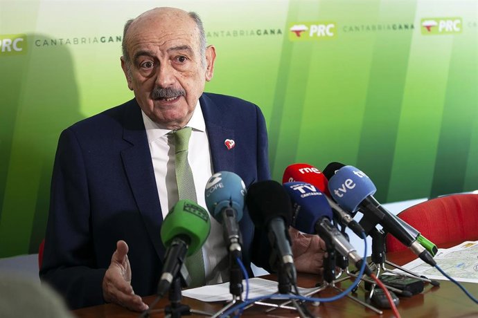 José María Mazón, diputado del PRC, valora en rueda de prensa el acuerdo con el PSOE