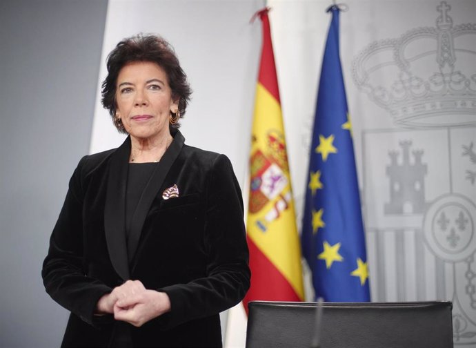 La portavoz y ministra de Educación en funciones, Isabel Celaá, momentos antes de comenzar la rueda de prensa tras el Consejo de Ministros en La Moncloa, Madrid (España), a 27 de diciembre de 2019.