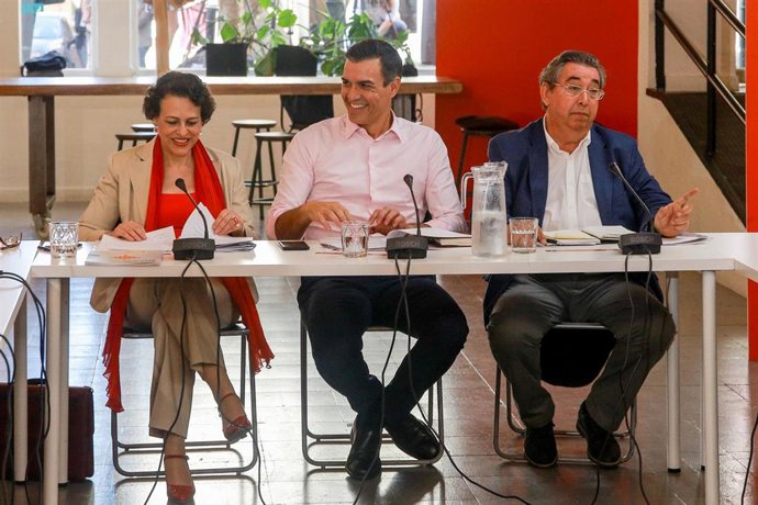 El secretario general y presidente del Gobierno en funciones, Pedro Sánchez, y la ministra de Trabajo, Migraciones y Seguridad Social en funciones, Magdalena Valerio