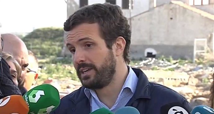Casado atiende a los medios en Almoradí