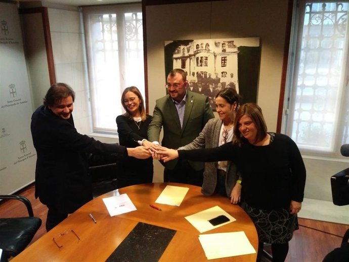 Firma del acuerdo entre la FSA-PSOE e IU-IX para los presupuestos 2020.