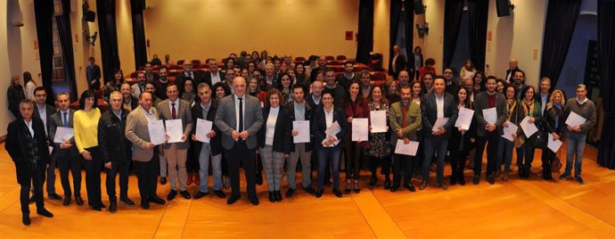 El presidente de la Diputación, Antonio Ruiz (centro), tras la firma de adendas para la prestación del servicio de ayuda a domicilio