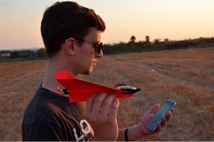 PowerUp 4.0, el avión de papel inteligente que se dirige desde el móvil