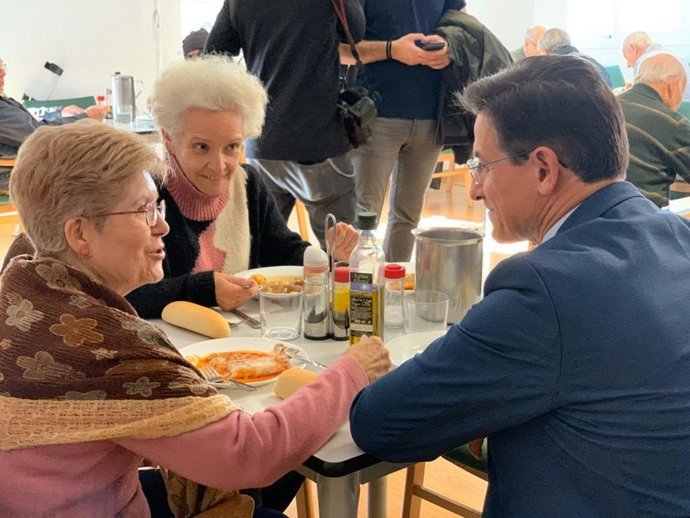 El alcalde de Granada, Luis Salvador, conversa con usuarias del comedor social de mayores La Chana