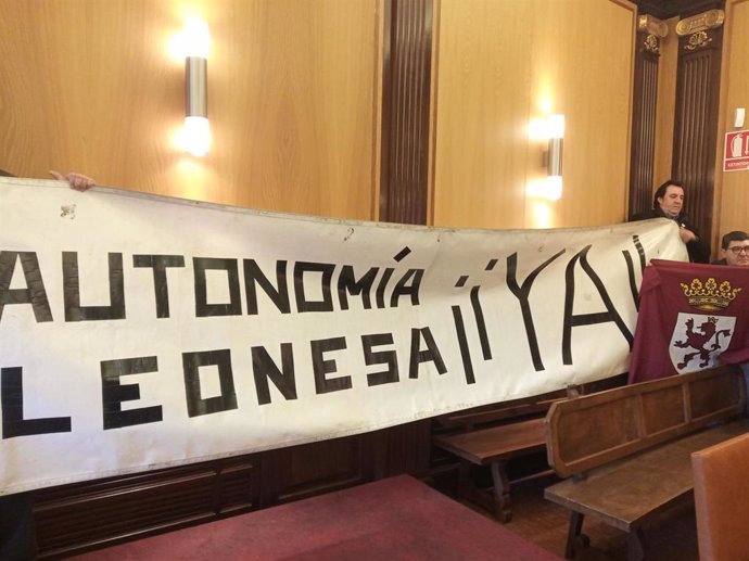 Pancarta desplegada e el pleno del Ayuntamiento de León en favor de la autonomía de la Región Leonesa.