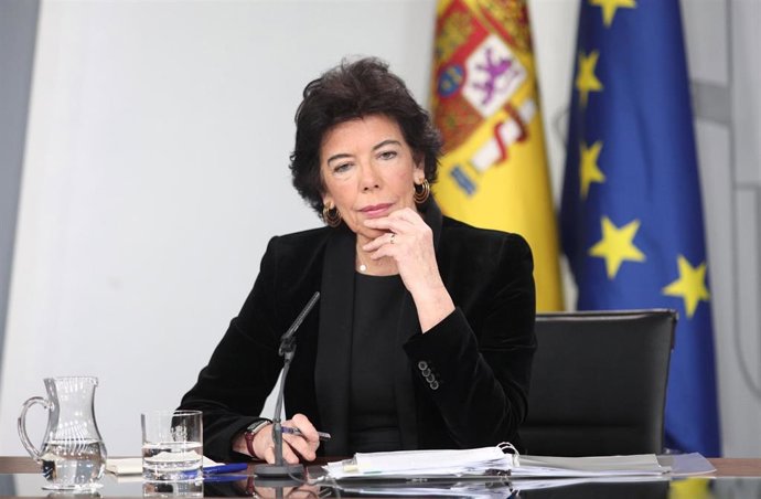 La portavoz y ministra de Educación en funciones, Isabel Celaá, durante la rueda de prensa tras el Consejo de Ministros en La Moncloa, Madrid (España), a 27 de diciembre de 2019.