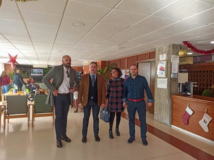 El director general de Personas Mayores y Pensiones no Contributivas de la Consejería de Igualdad, Políticas Sociales y Conciliación, Daniel Salvatierra, ha visitado en la mañana de este viernes Linares.