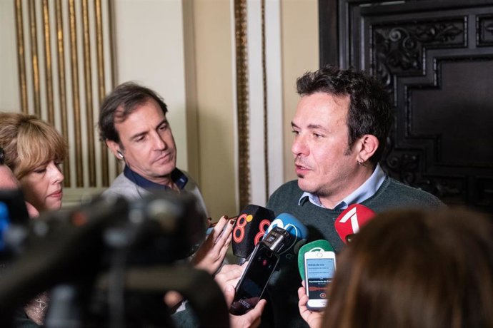 El alcalde de Cádiz, José María González, atendiendo a los medios de comunicación