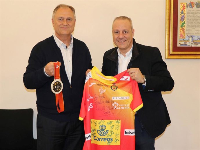 El presidente de la RFEBM, Francisco Blázquez, con el alcalde de Llíria, Manuel Civera