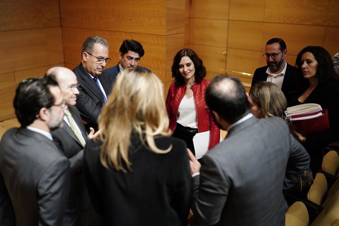 La presidenta de la Comunidad de Madrid, Isabel Díaz Ayuso, conversa con varios consejeros autonómicos tras el último Consejo de Gobierno del año 2019.
