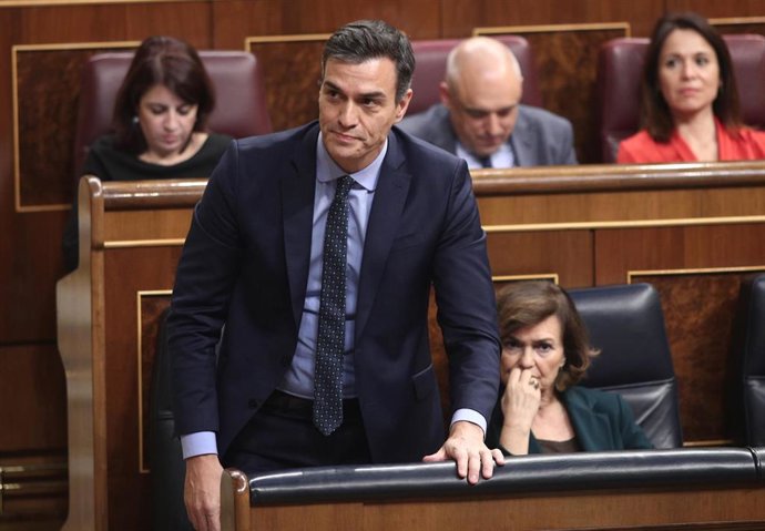 El presidente del Gobierno en funciones, Pedro Sánchez, jura acatar la Constitución durante la sesión de constitución de las Cortes para la XIV Legislatura en el Congreso de los Diputados, Madrid (España), a 3 de diciembre de 2019.