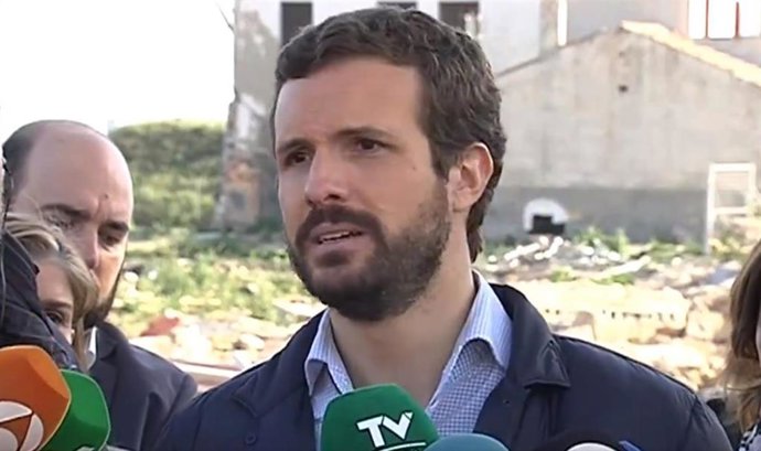 Pablo Casado atiende a los medios en Almoradí