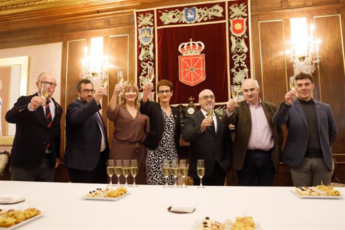 El consejero Gimeno, el vicepresidente primero Remírez, la consejera Ollo, la Presidenta Chivite, el consejero Cigudosa, el vicepresidente segundo Aierdi y el consejero Santos.