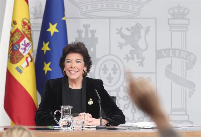 La portavoz y ministra de Educación en funciones, Isabel Celaá, durante la rueda de prensa tras el Consejo de Ministros en La Moncloa, Madrid (España), a 27 de diciembre de 2019.