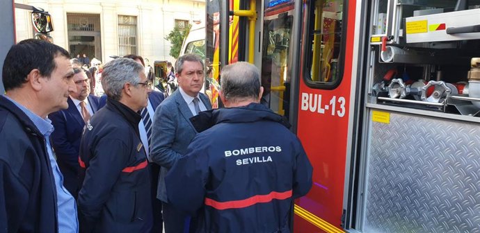 Juan Espadas presenta los nuevos vehículos de los bomberos