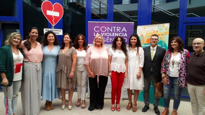 La consejera de Igualdad, Rocío Ruiz, en una imagen de archivo de visita a los Servicios Sociales Comunitarios de Almonte (Huelva). 