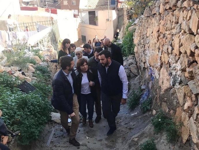 Casado y Bonig en su visita a zonas de la Vega Baja afectadas por la DANA de septiembre