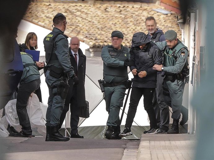 Agentes de la Guardia Civil trasladan en Manuel a Jorge Palma, el acusado del asesinato de Marta Calvo