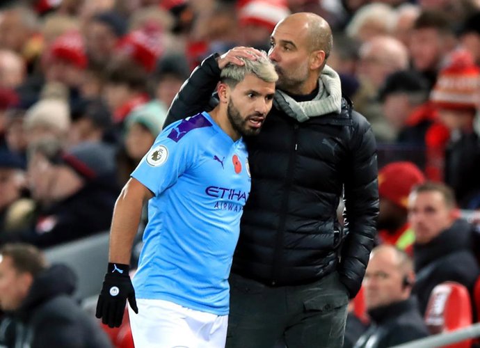 Guardiola besa a Agüero
