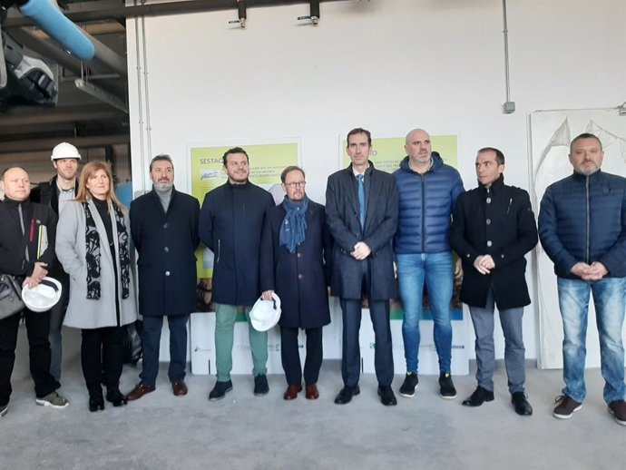 Los viceconsejeros Javier Zarraonandia y Pedro Jáuregui y el alcalde de Sestao, Josu Bergara, visitan las instalaciones donde se desarrolla el proyecto de la caldera de biomasa.