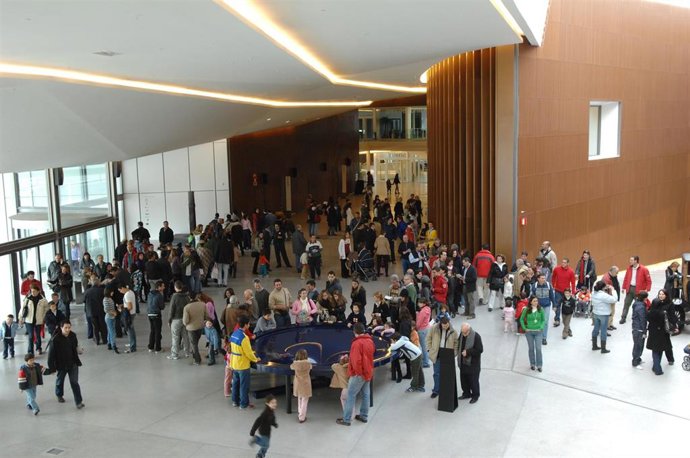 Imagen de la sala de recepción de visitantes del Parque de las Ciencias de Granada