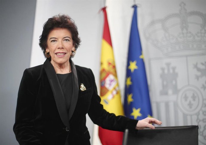 La portavoz y ministra de Educación en funciones, Isabel Celaá, momentos antes de comenzar la rueda de prensa tras el Consejo de Ministros en La Moncloa, Madrid (España), a 27 de diciembre de 2019.