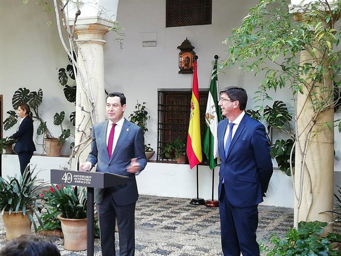 El presidente de la Junta de Andalucía, Juanma Moreno, interviene en el Palacio de Viana de Córdoba observado por el vicepresidente de la Junta, Juan Marín.