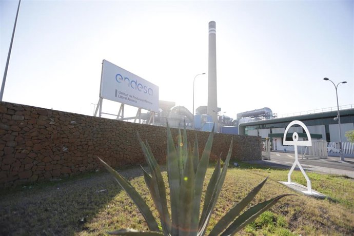 Entrada de la central Litoral de Endesa en Carboneras (Almería) 