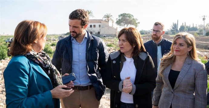 Pablo Casado e Isabel Bonig en su visita a la Vega Baja