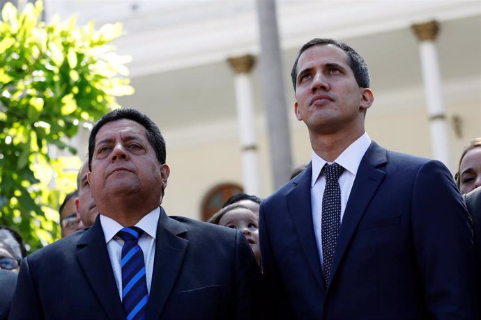 El autoproclamado "presidente encargado", Juan Guaidó, junto al vicepresidente de la Asamblea Nacional, Edgar Zambrano