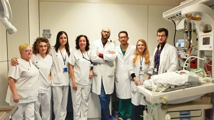 El equipo que ha participado en la intervención del bebé