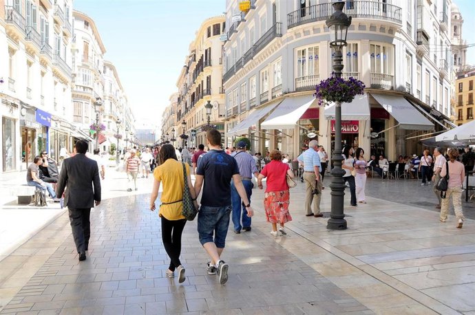Imagen de la calle Larios de Málaga, cuya provincia ha ganado 20.000 habitantes según el Padrón municipal de 2019.
