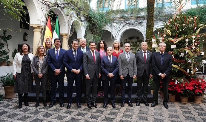 Foto de familia del Consejo de Gobierno, con el alcalde de Córdoba, José María Bellido, junto a Juanma Moreno, en el Palacio de Viana.