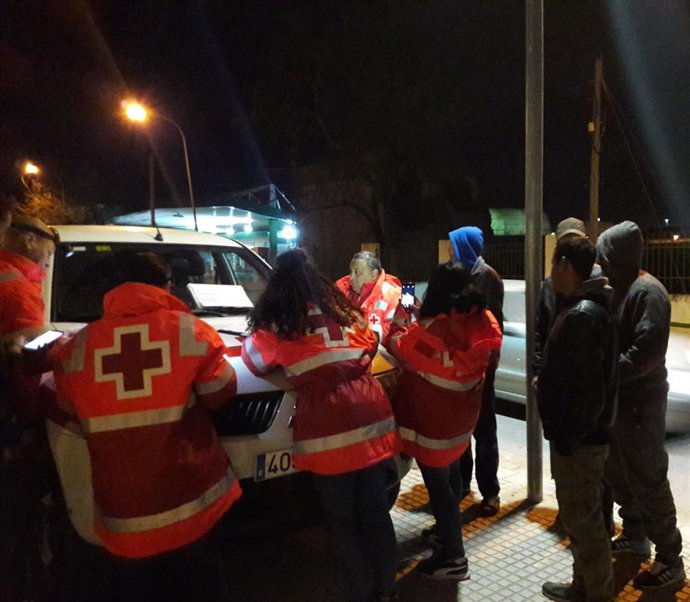 Voluntarios de Cruz Roja atiende a inmigrantes en la campaña de la aceituna