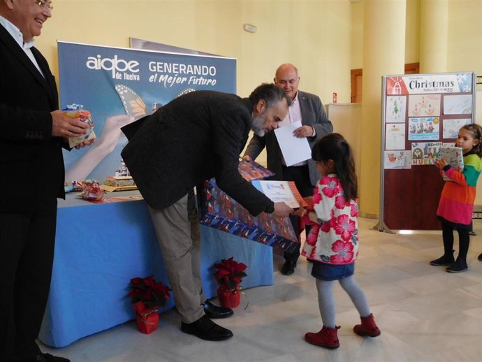 Acto de entrega de los premios de la Aiqbe en el concurso de felicitación navideña.