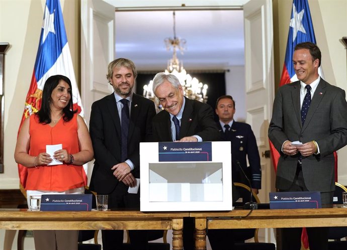 El presidente de Chile, Sebastián Piñera, firma la convocatoria del plebiscito constitucional
