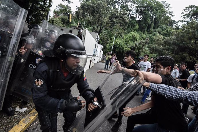 Enfrentamientos entre policías y estudiantes en Caracas