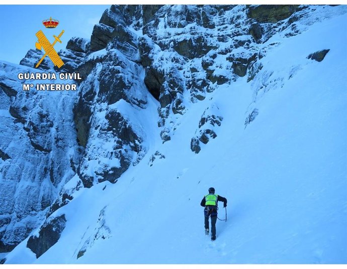 Agentes de la Guardia Civil acuden al rescate de cuerpo del montañero fallecido en el pico Curavacas (Palencia)