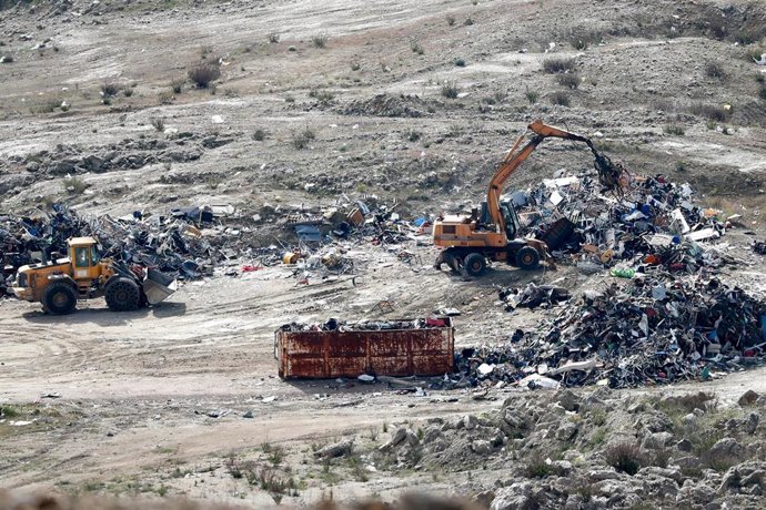 Una grua mueve una montaña de residuos en el exterior del Parque Tecnológico de Valdemingómez. 