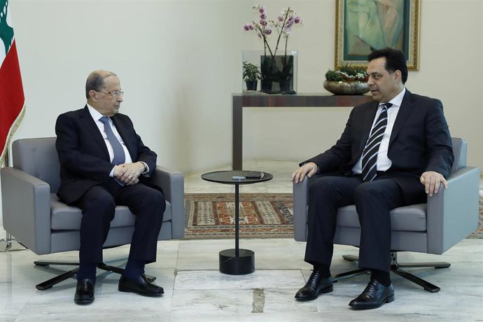 El presidente de Líbano, Michel Aoun (i), se reúne con el primer ministro designado, Hasán Diab (d)