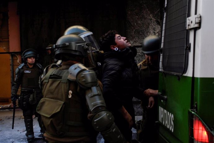 Agentes del Cuerpo de Carabineros reducen a una persona durante las últimas manifestaciones celebradas en la ciudad chilena de Concepción.