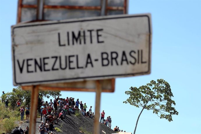 Letrero que marca la frontera entre Venezuela y Brasil en la región brasileña de Pacaraima.