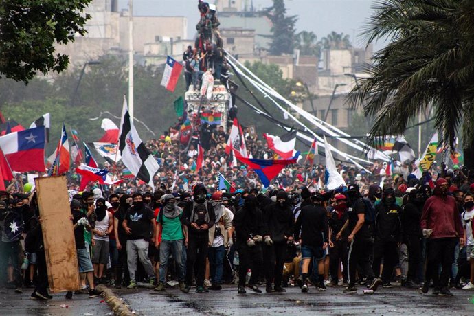 Protestas en Plaza Baquedano de Santiago de Chile. 