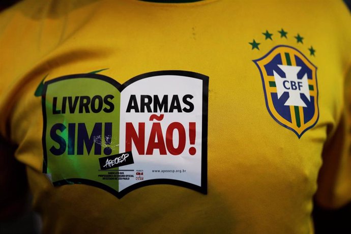 Un manifestante muestra en su camiseta su desconformidad con la ley presentada por Jair Bolsonaro para facilitar el acceso a las armas de fuego en Brasil, durante unas protestas celebradas en Sao Paulo.
