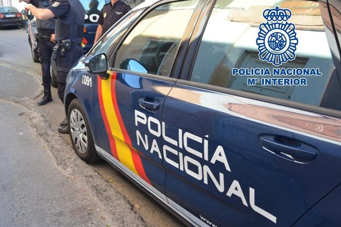 La Policía Nacional ha detenido en Motril (Granada) a un varón de 43 años con numerosos antecedentes policiales al que se le atribuye la presunta autoría de un robo en un domicilio, cuyo propietario lo sorprendió dentro de la casa en plena madrugada