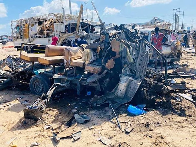 dpatop - 28 December 2019, Somalia, Mogadishu: The wreckage of bus stands after a car bomb has exploded at a security checkpoint in Mogadishu, killing more that 50 people. 
(best quality available) Photo: Abdirahman Mohamed/dpa