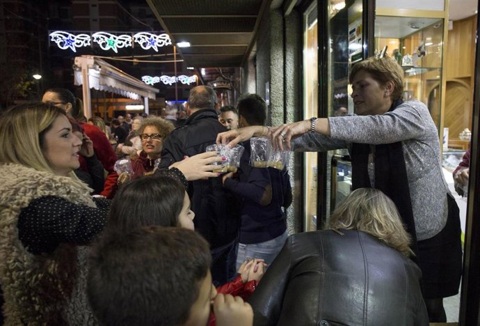 Reparto de uvas en Isla Chica